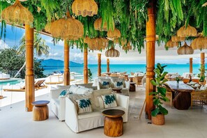 Se sirven desayunos, almuerzos y cenas; con vista a la playa