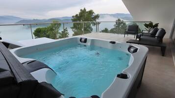 Minibar, brankas, meja kerja, dan kedap suara