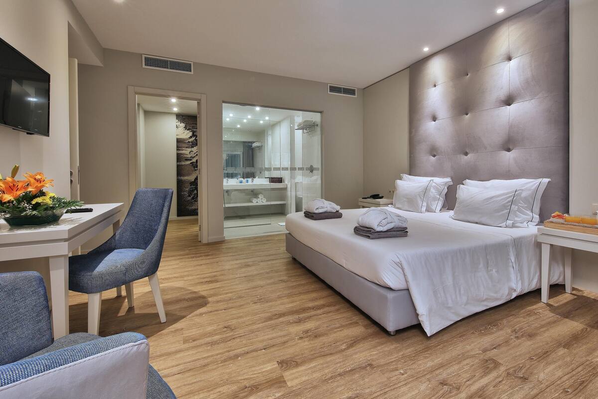 Premium Suite | Minibar, in-room safe, desk, soundproofing