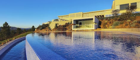 2 piscines couvertes, 2 piscines extérieures, cabanons gratuits