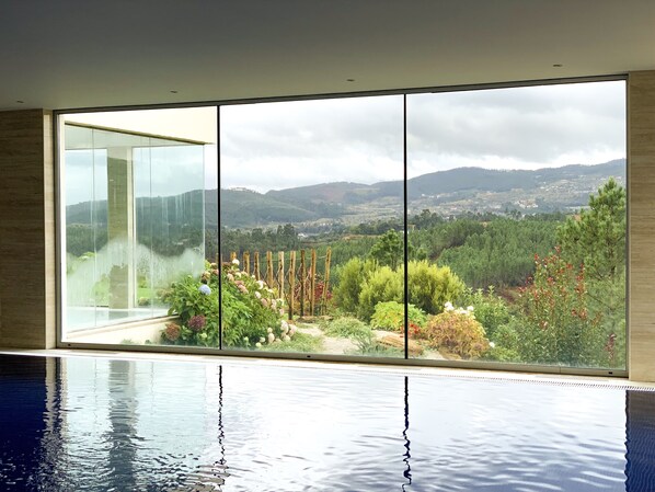 2 座室內游泳池和2 座室外游泳池，提供免費遮陽小屋和泳池遮陽傘