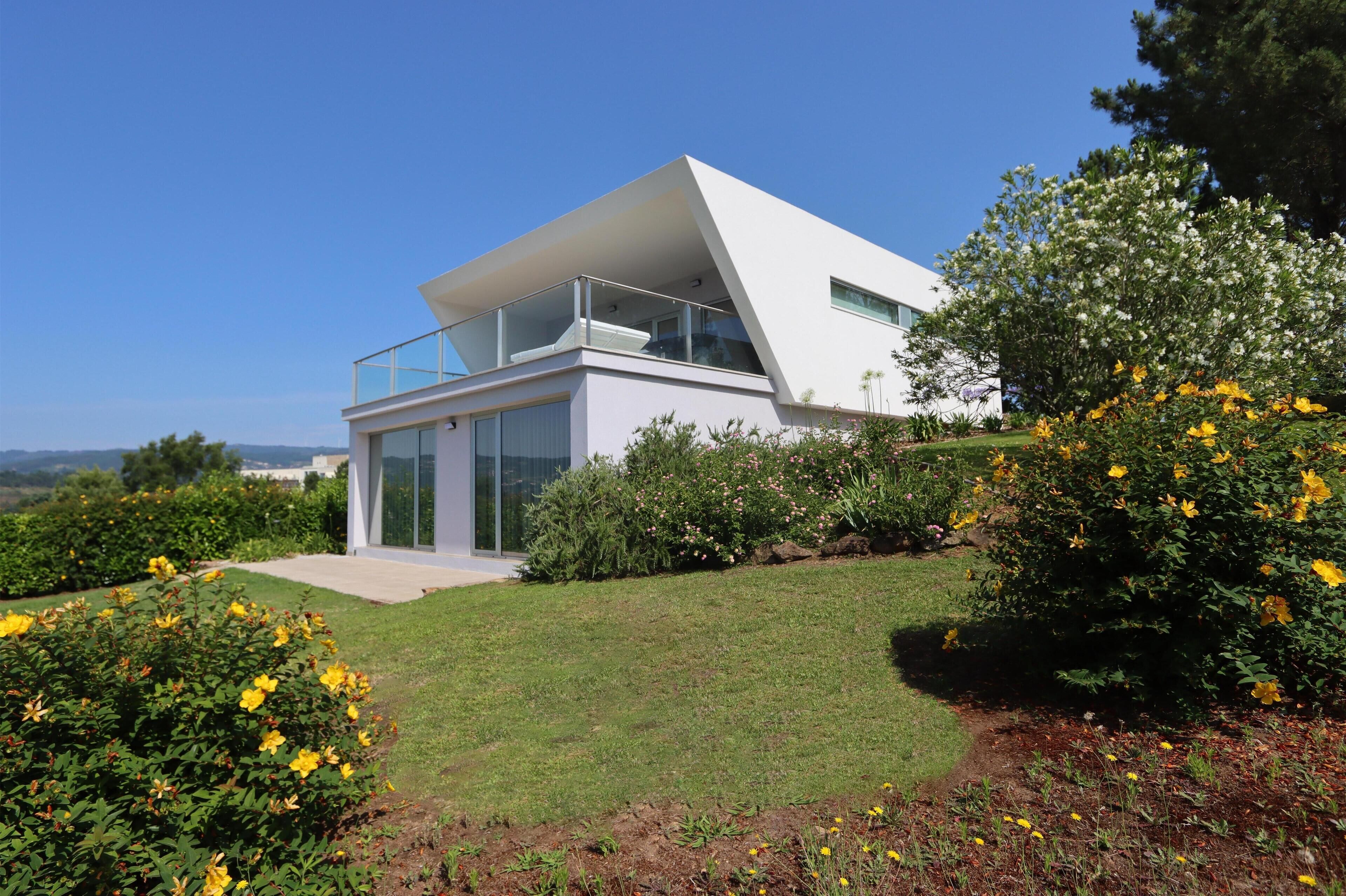 Minibar, brankas, meja kerja, dan kedap suara