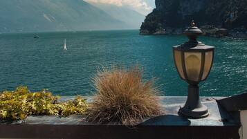 Camera Premium - Fronte Lago - Terrazzo | In-room safe, soundproofing, WiFi (free), bed sheets