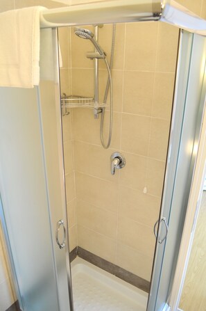 Quadruple Room | Bathroom shower