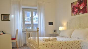 Dreibettzimmer | Zimmersafe, individuell eingerichtet, Schreibtisch