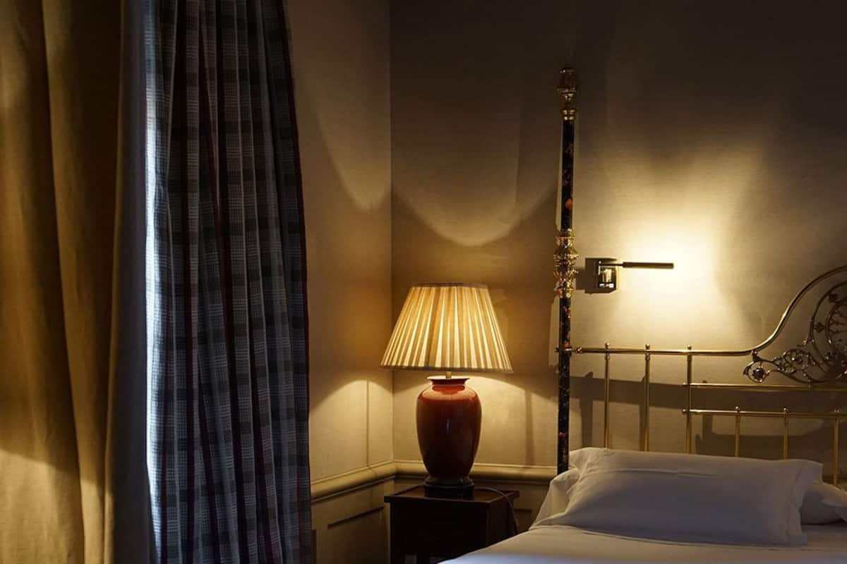 Una cassaforte in camera, con stile personalizzato, una scrivania
