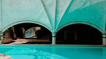 Piscina coberta i piscina a l'aire lliure de temporada
