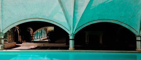 Piscine couverte, piscine extérieure (ouverte en saison)