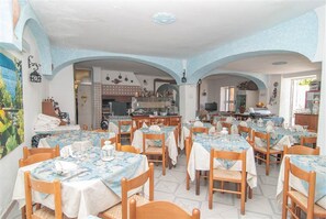 Breakfast, lunch, dinner served; alfresco dining - Hotel La Ninfea (Ischia)