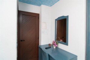 객실 내 금고, 각각 다르게 가구 비치, 책상, 암막 커튼