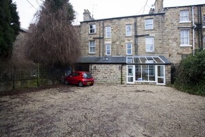 Ubetjent parkering (GBP 10.00 per opphold)