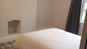 Habitación estándar doble, baño privado | Ropa de cama de alta calidad y colchones con acolchado adicional