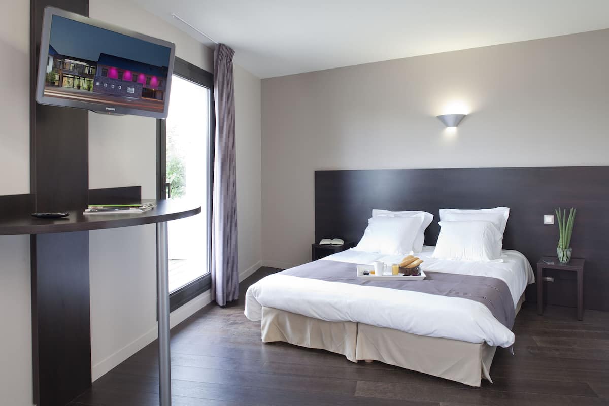 suite, terrace, river view | premium bedding, select comfort beds, in-room safe