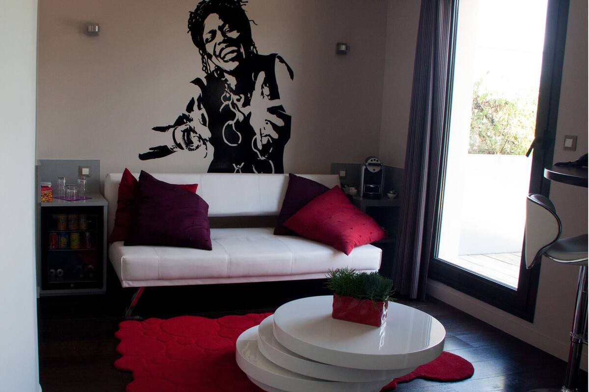 suite, terrace, river view | living area | 92-cm led tv with digital channels, tv
