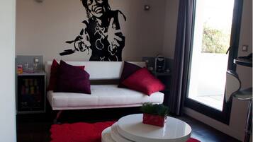 Suite, terrasse, vue fleuve | Coin séjour | Télévision LED de 92 cm avec chaînes numériques, télévision