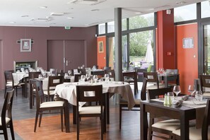 Breakfast, lunch, dinner served; garden views - Terre De Loire (Belleville-sur-Loire)