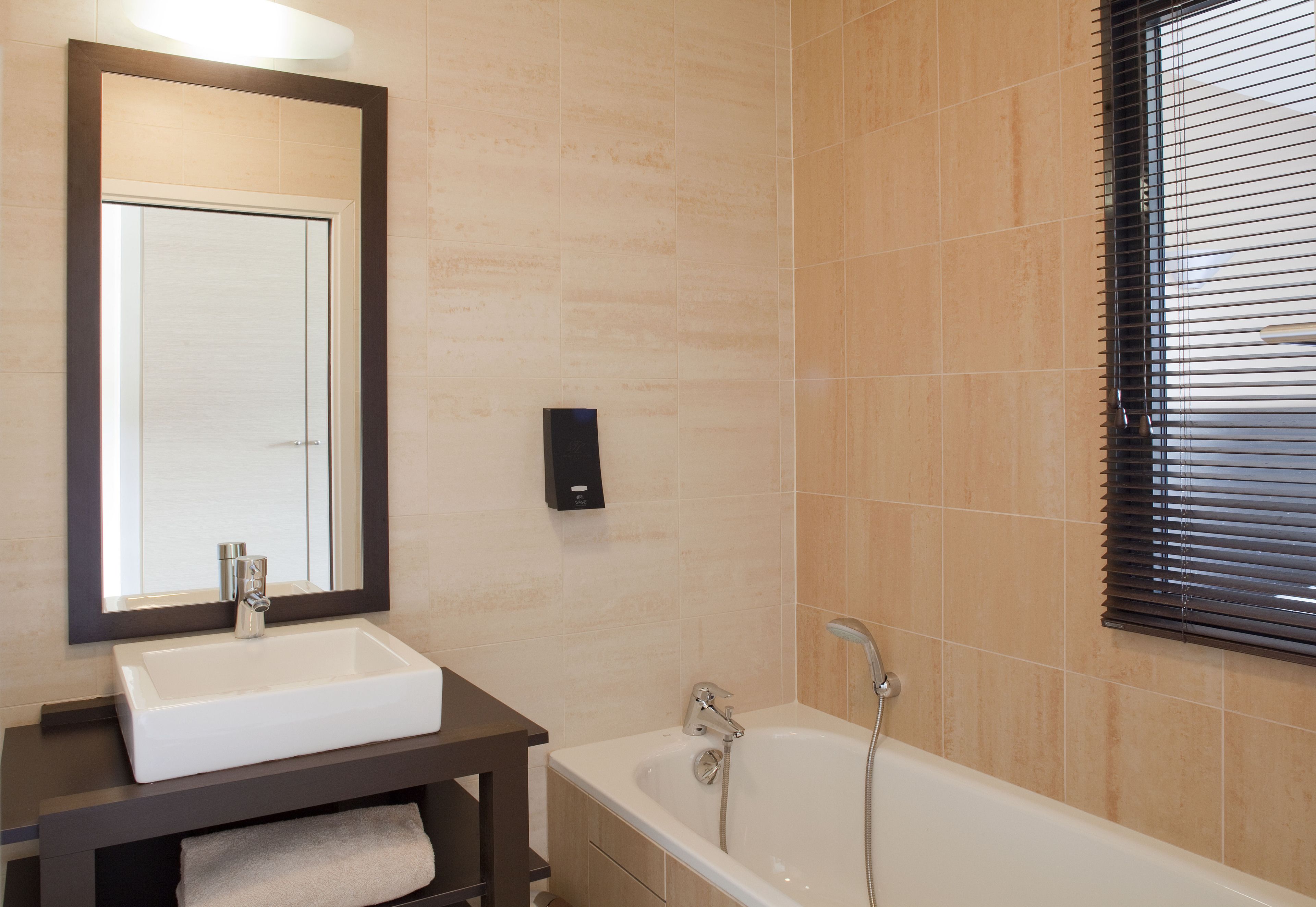 deluxe room, canal view | bathroom | free toiletries, hair dryer, towels