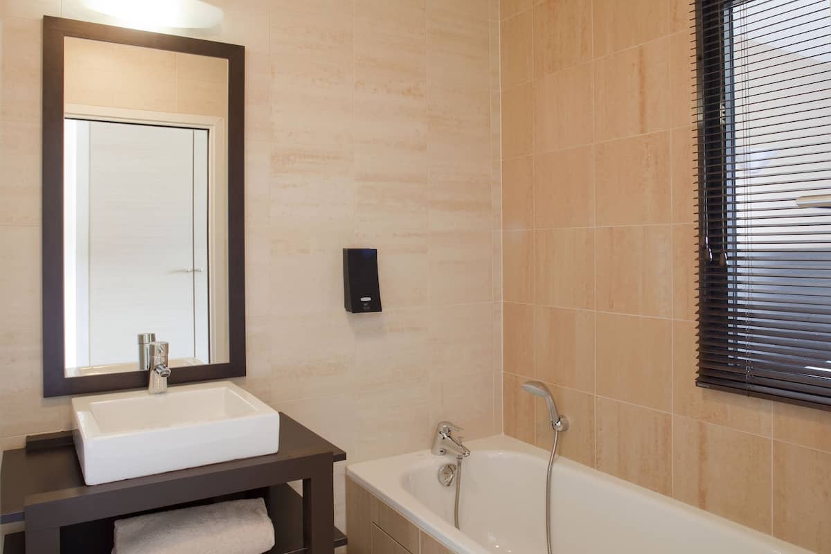 deluxe room, canal view | bathroom | free toiletries, hair dryer, towels