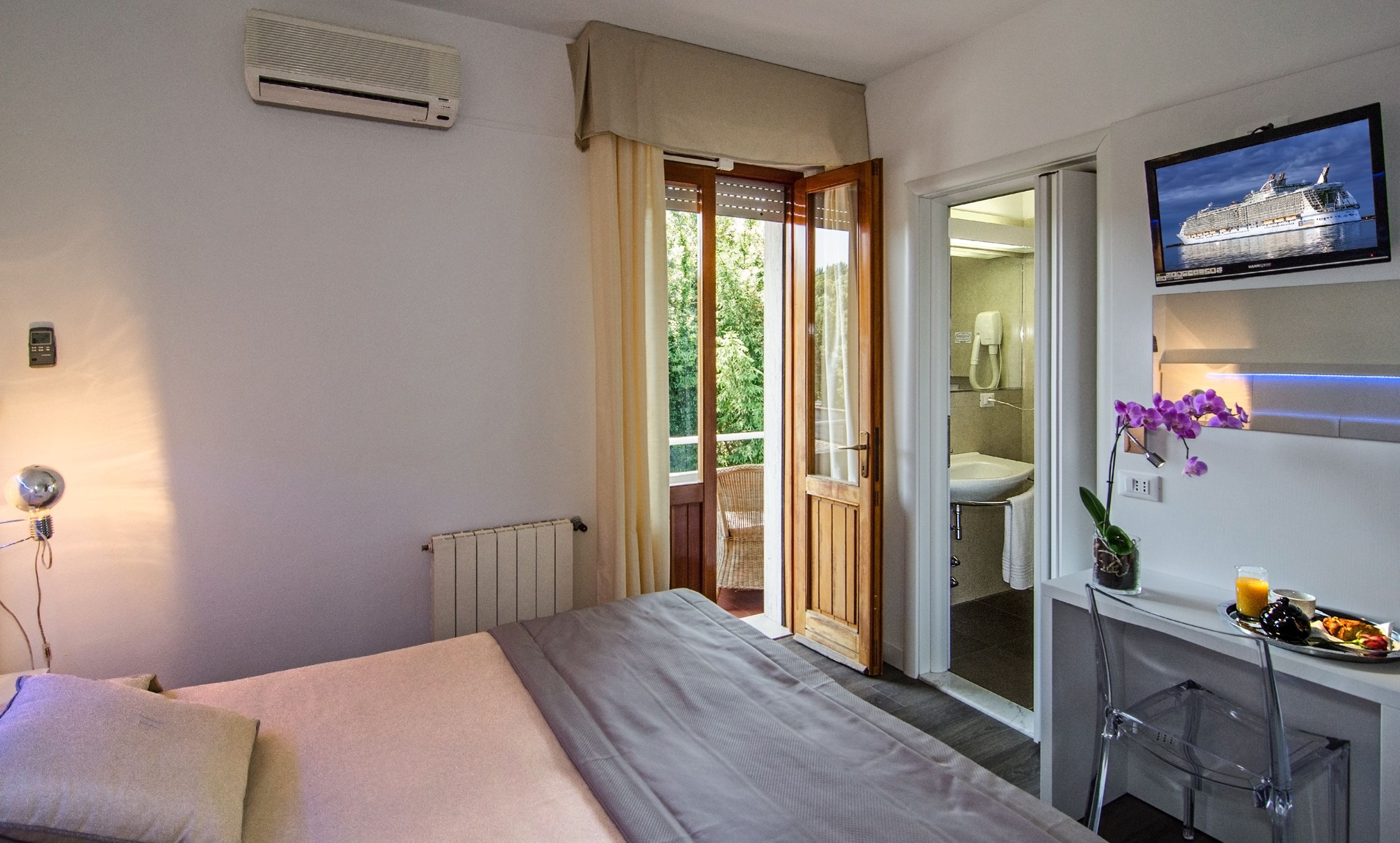 triple room | minibar, in-room safe, individually furnished, desk