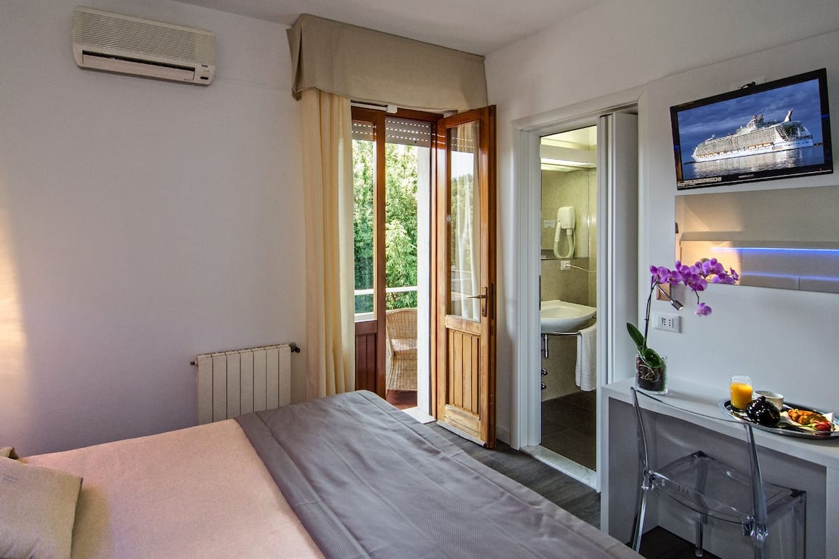 triple room | minibar, in-room safe, individually furnished, desk