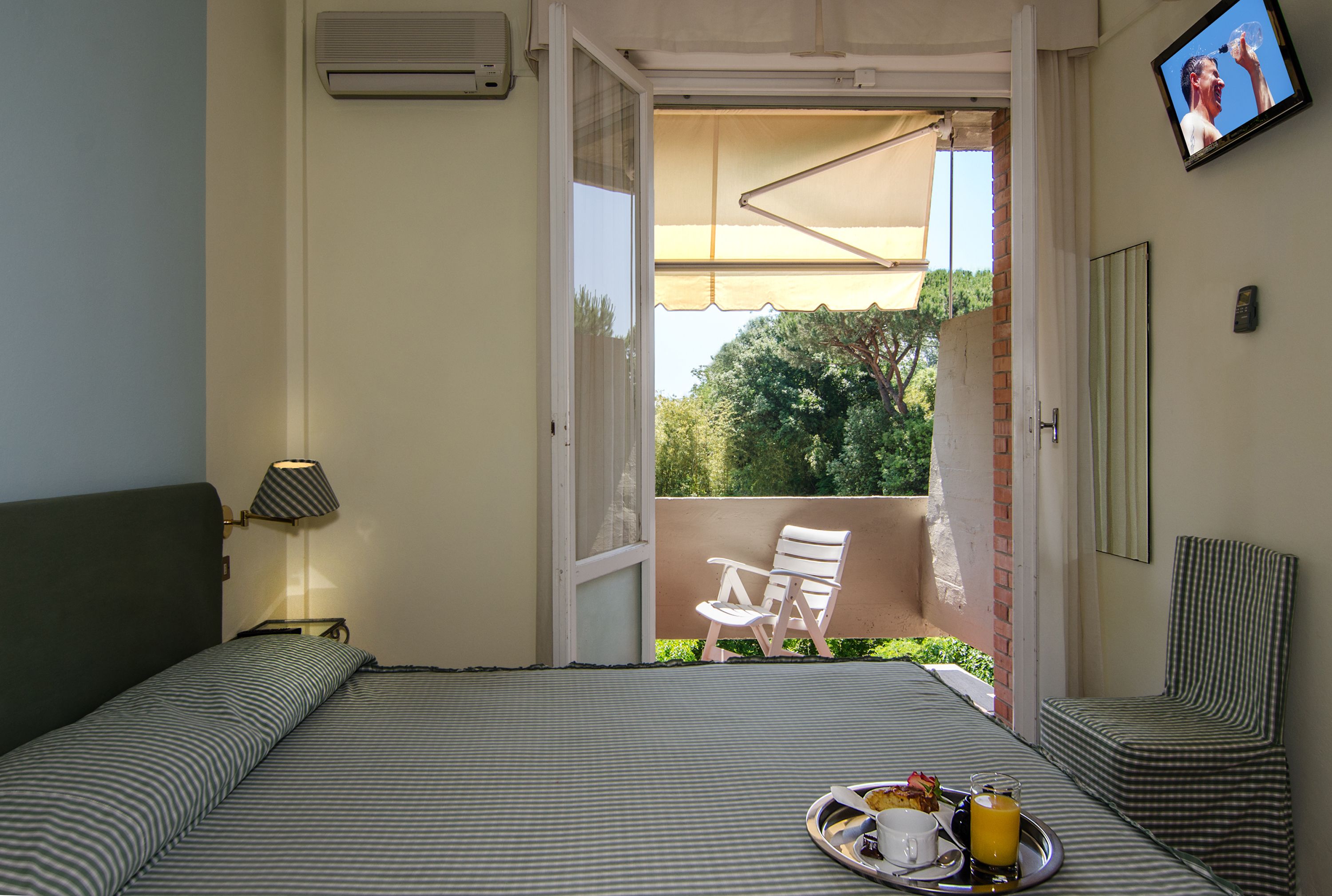 single room | minibar, in-room safe, individually furnished, desk