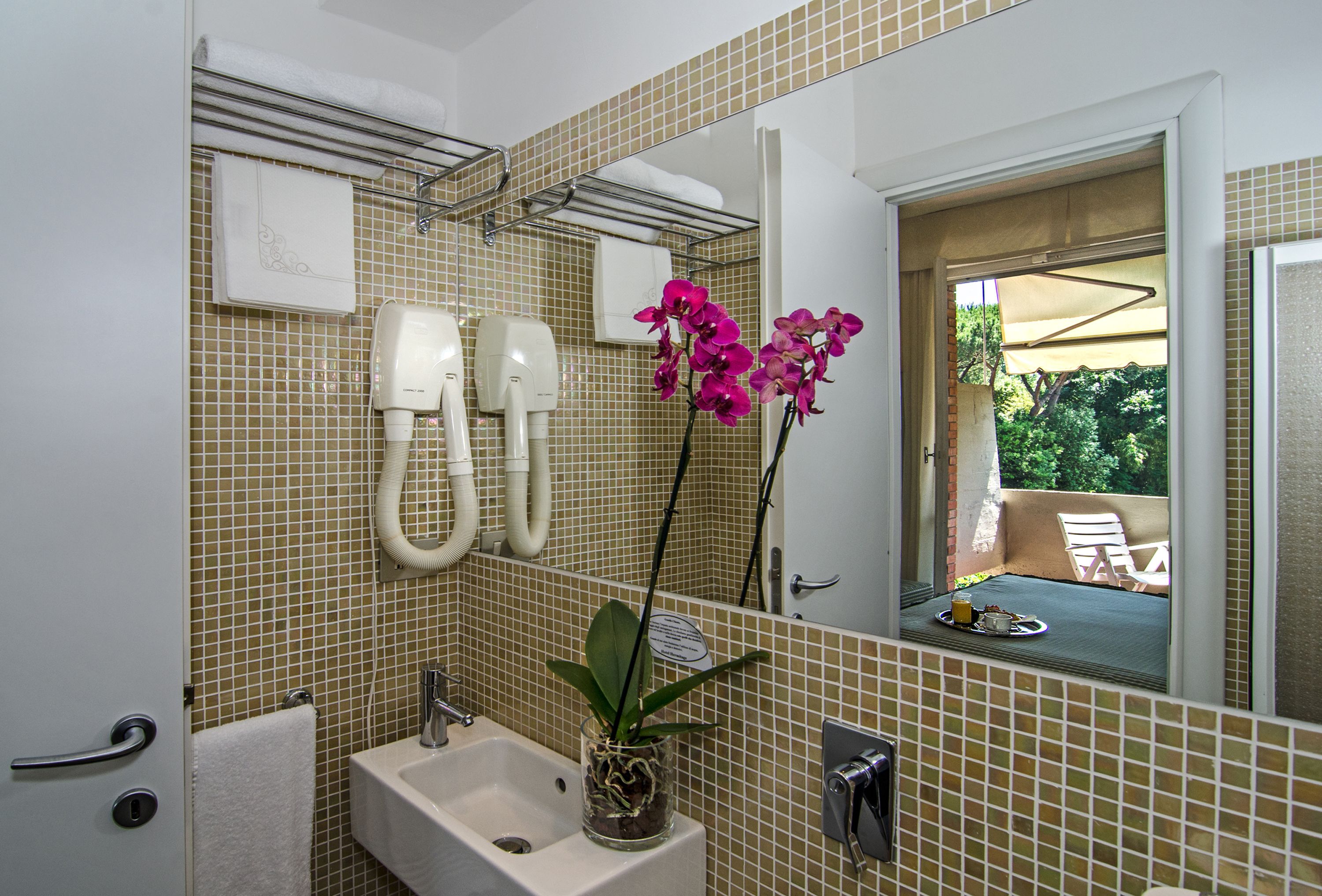 single room | bathroom | shower, hair dryer, bidet, towels