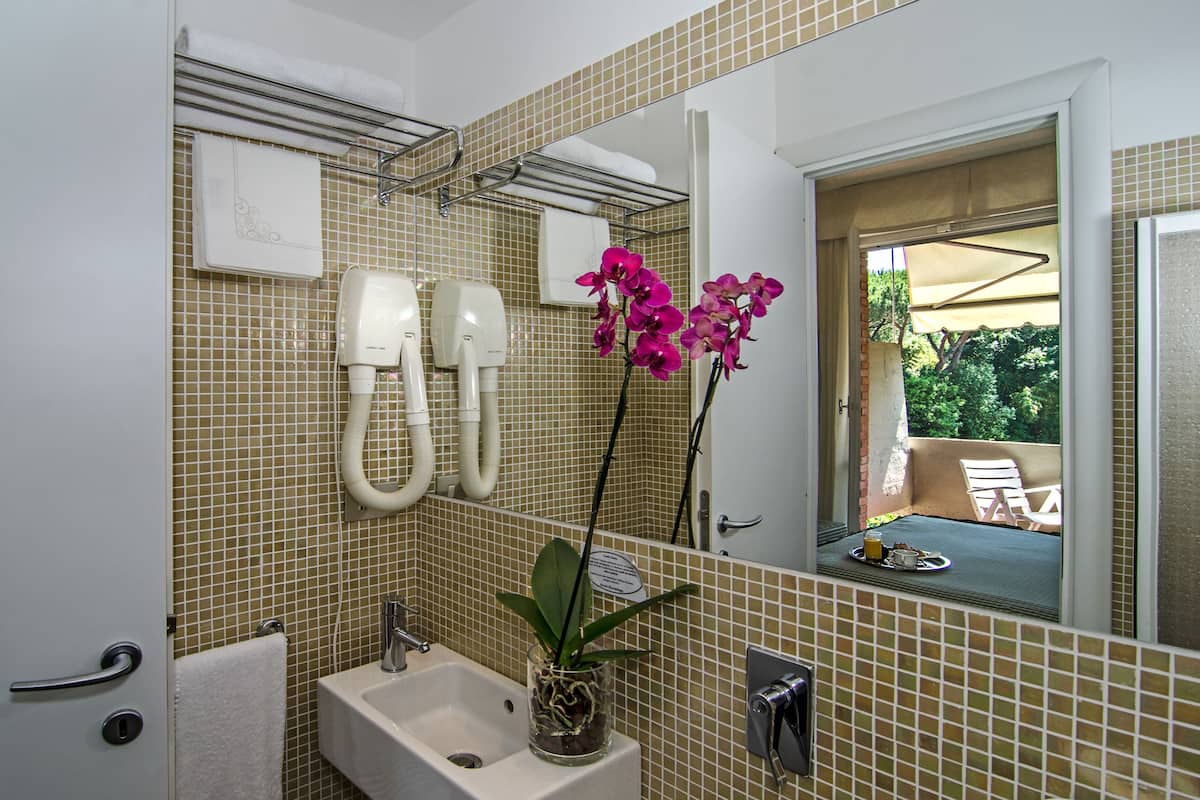 single room | bathroom | shower, hair dryer, bidet, towels