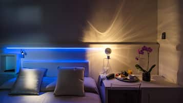 Habitación clásica con 1 cama matrimonial o 2 individuales, Terraza, vista a la alberca | Minibar, caja de seguridad en la habitación y muebles diferentes