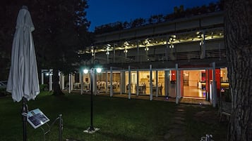 Vista frontal de la propiedad por la tarde o noche