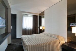 Dobbeltrom | Minibar, safe på rommet, skrivebord og lydisolert