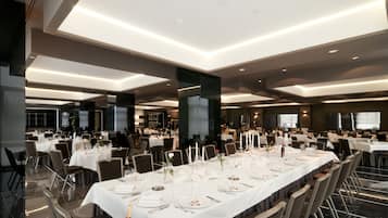 Serveert lunch en diner, regionale gerechten