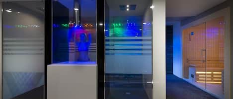 Un intérieur moderne avec des cloisons en verre, un présentoir central et un espace sauna.