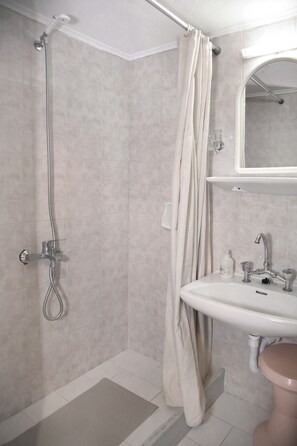 Standard Twin Room | Sinki Bilik Mandi