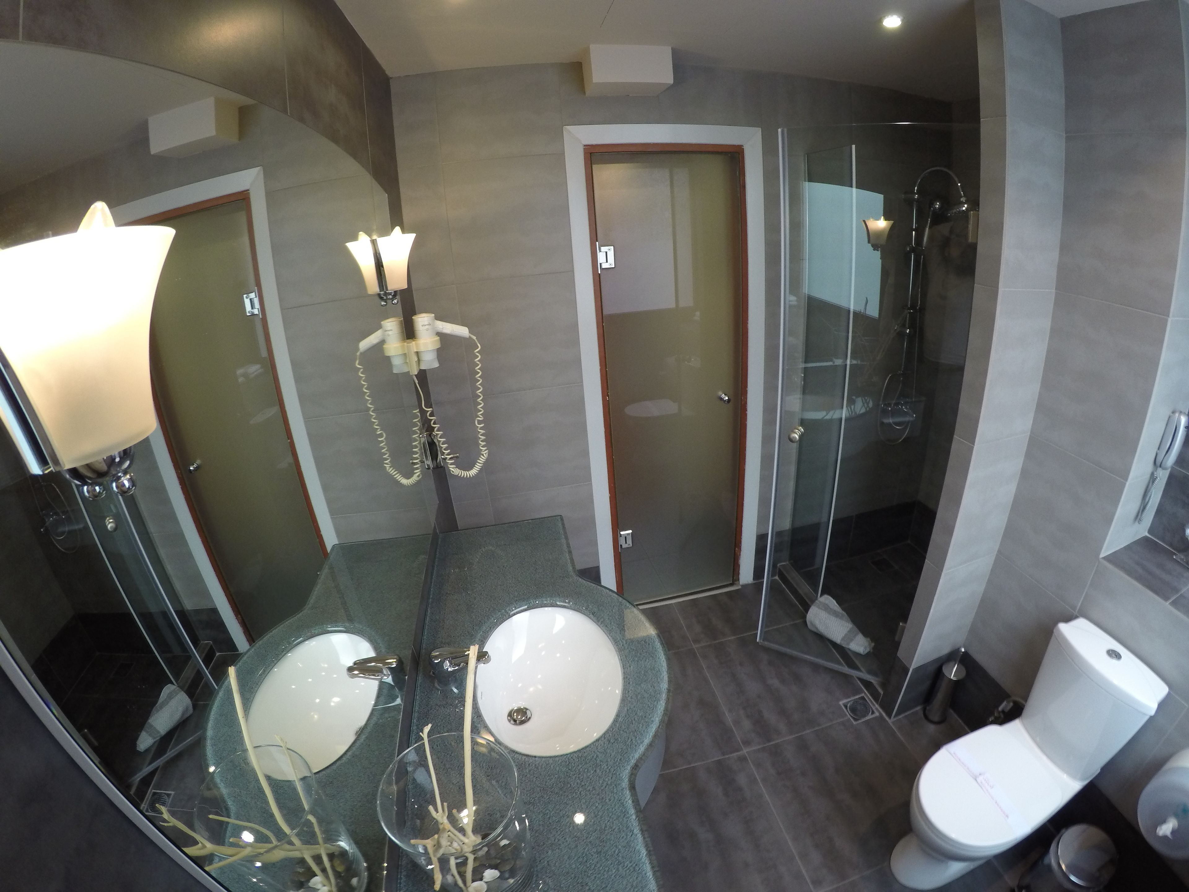 junior suite | bathroom | combined shower/bathtub, free toiletries, hair dryer, slippers