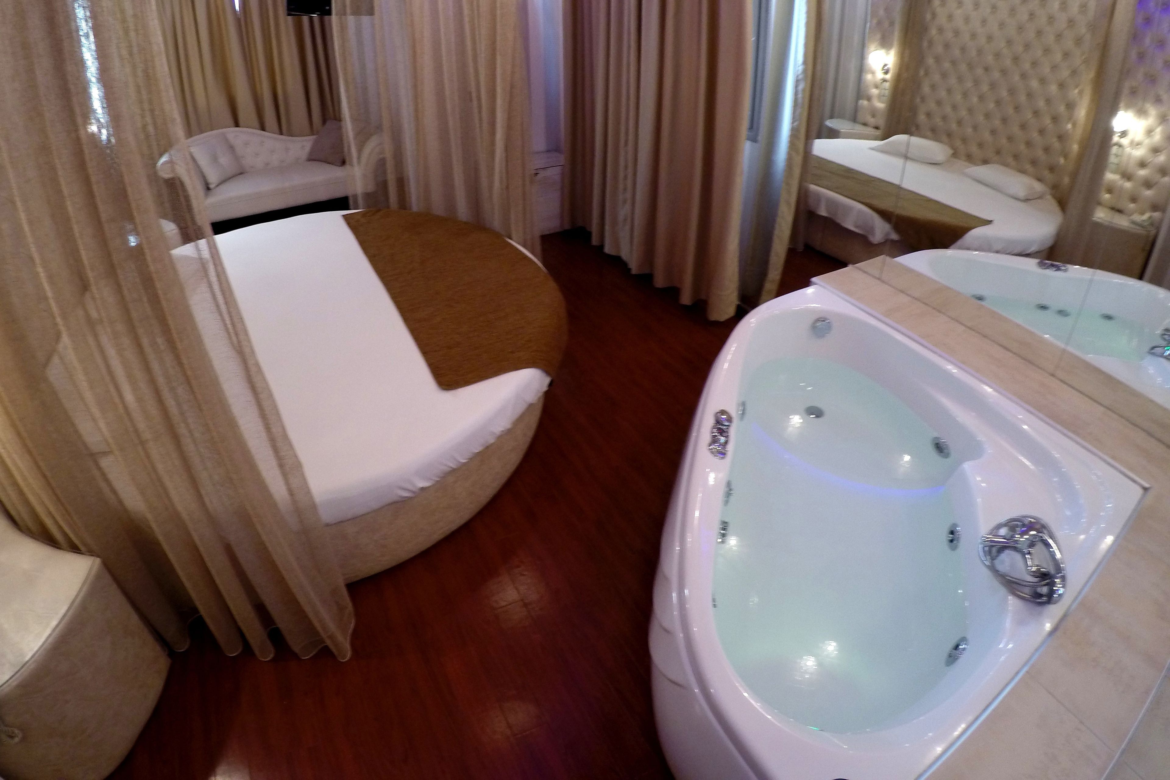 junior suite | bathroom | combined shower/bathtub, free toiletries, hair dryer, slippers