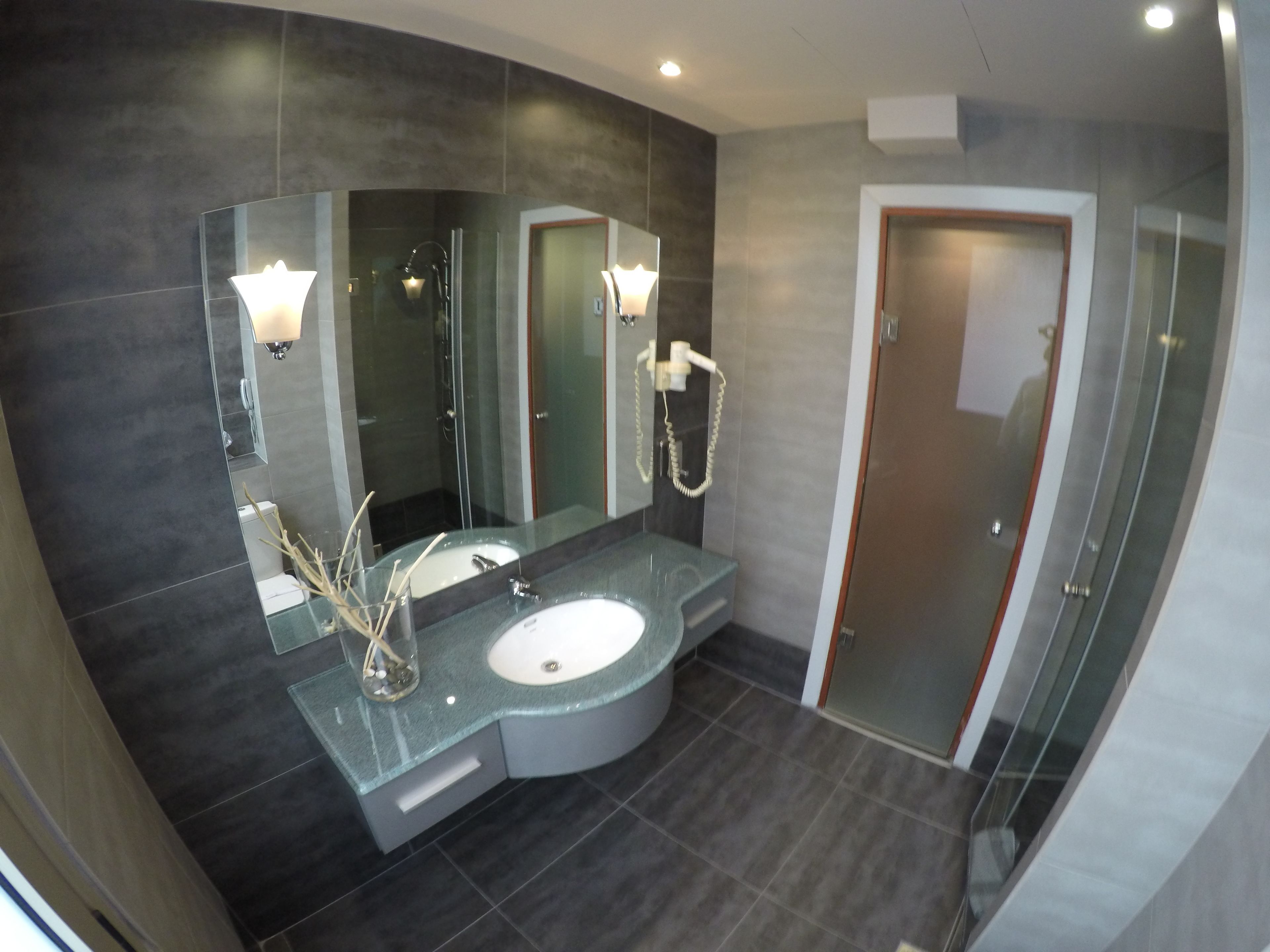 junior suite | bathroom | combined shower/bathtub, free toiletries, hair dryer, slippers