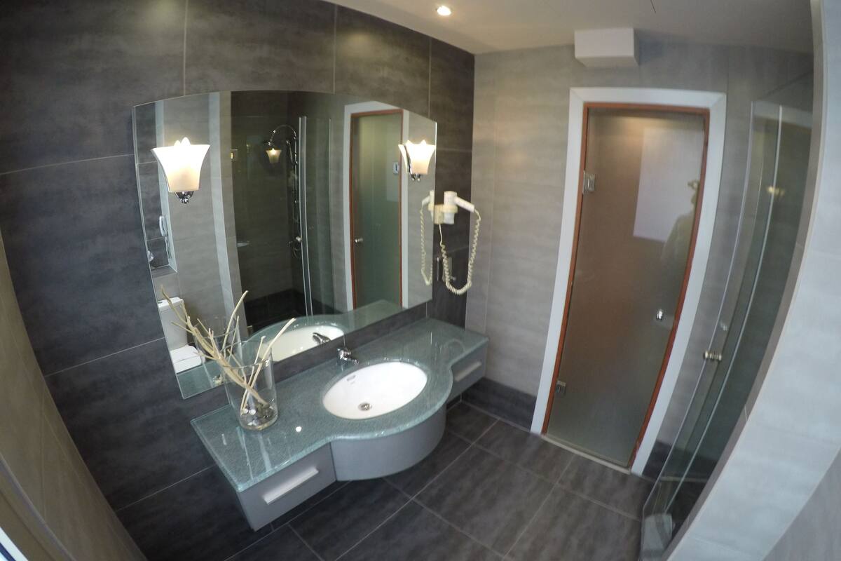 junior suite | bathroom | combined shower/bathtub, free toiletries, hair dryer, slippers