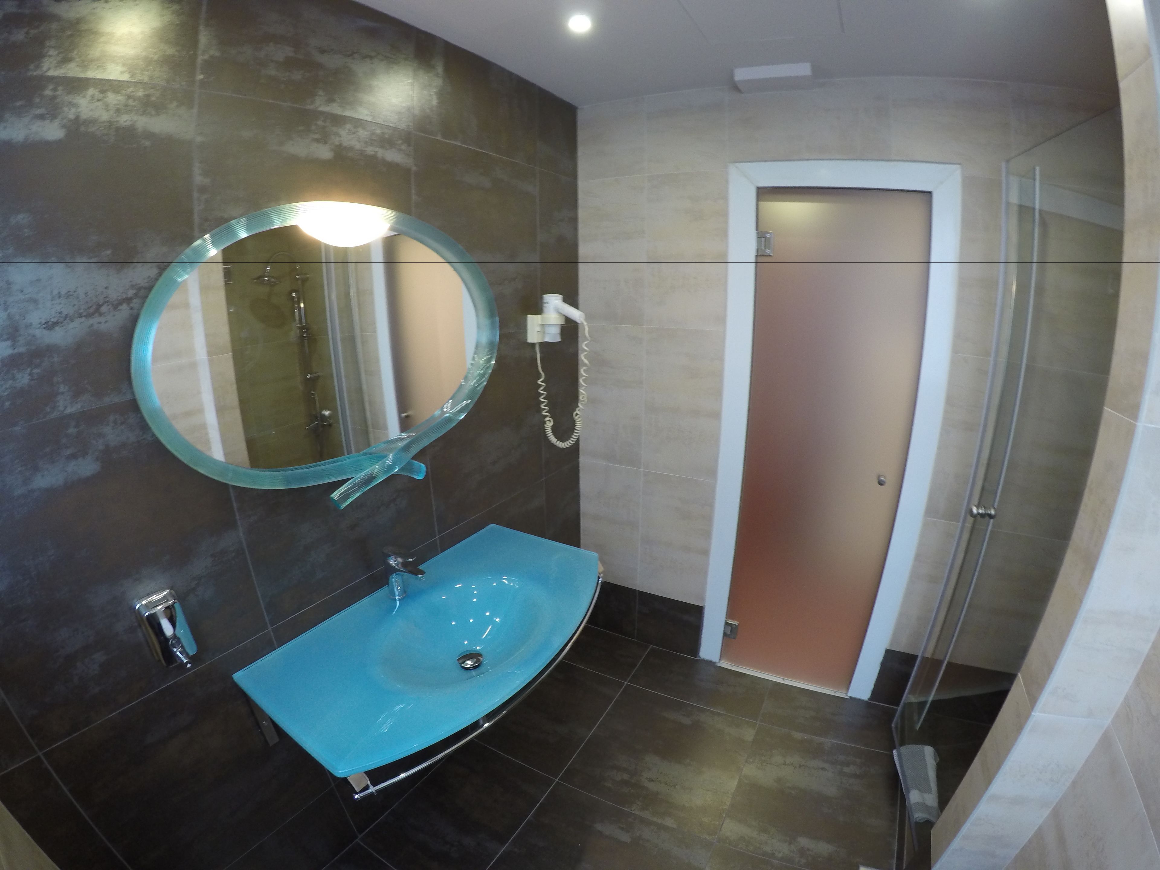 junior suite | bathroom | combined shower/bathtub, free toiletries, hair dryer, slippers