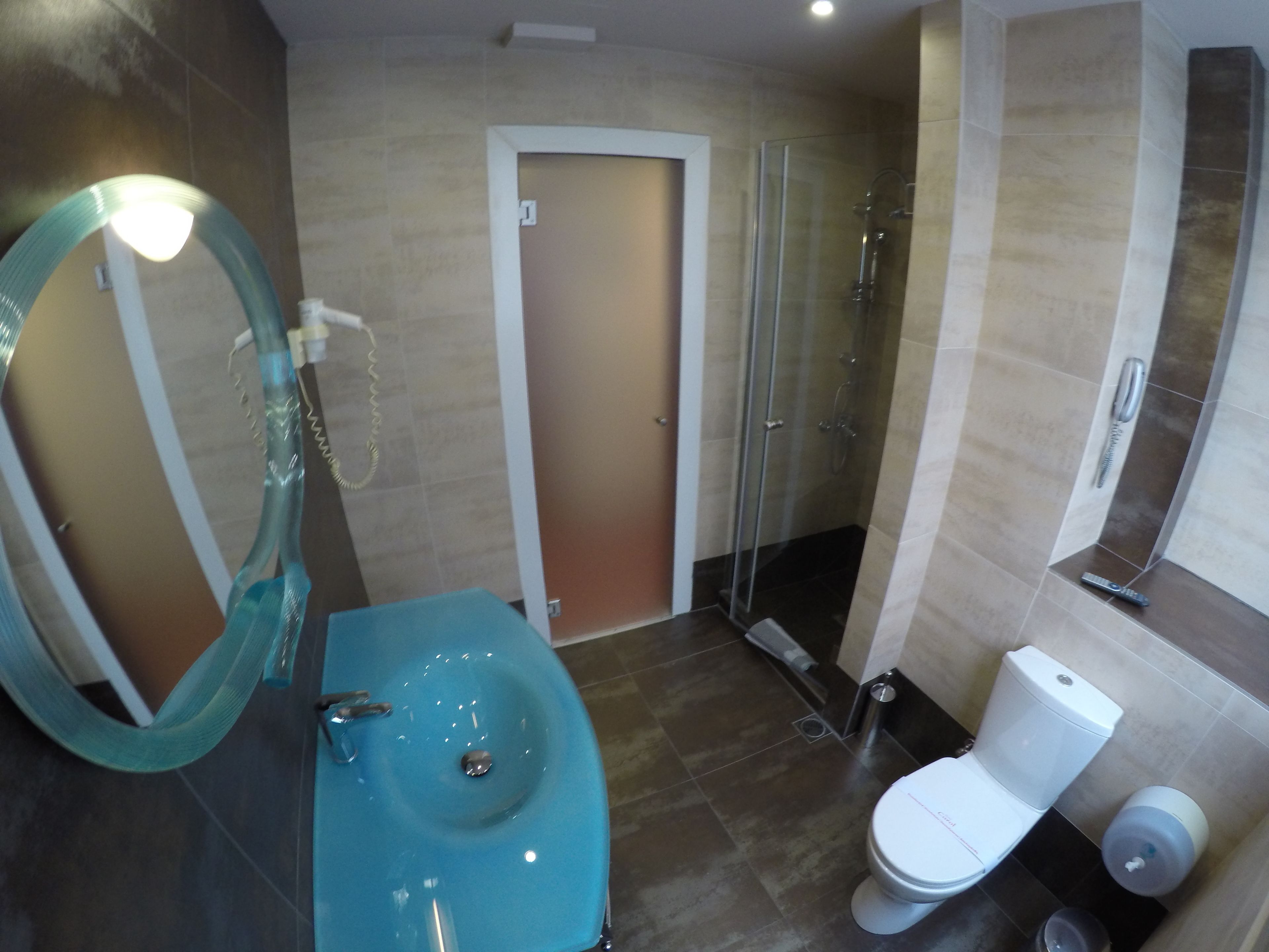 junior suite | bathroom | combined shower/bathtub, free toiletries, hair dryer, slippers