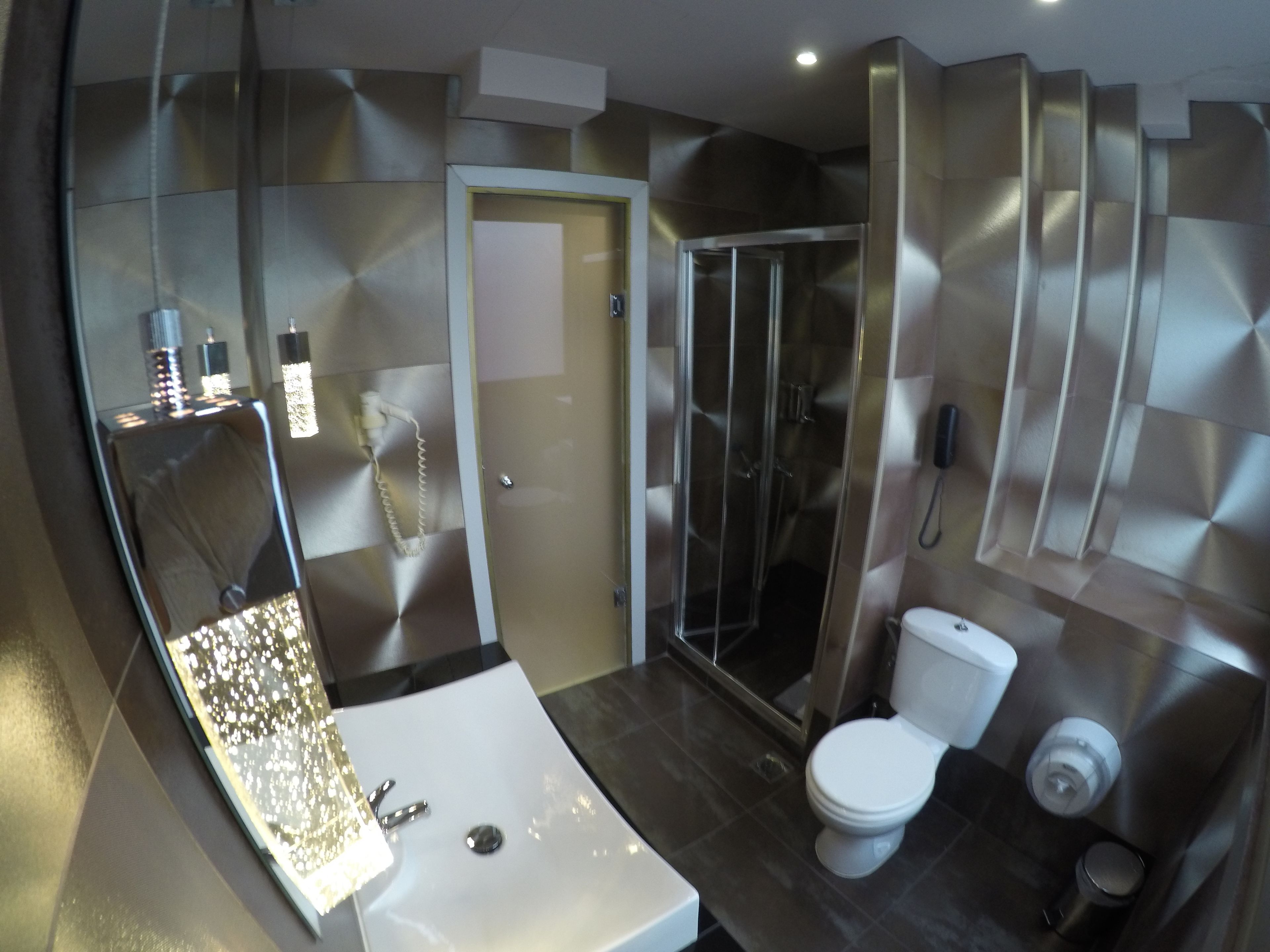 junior suite | bathroom | combined shower/bathtub, free toiletries, hair dryer, slippers