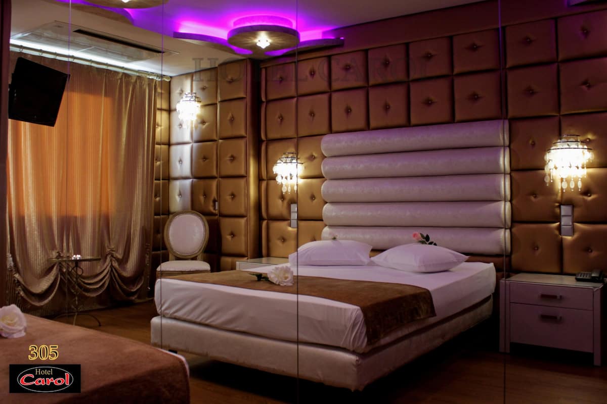 Double Room | Individually decorated, blackout drapes, soundproofing, rollaway beds