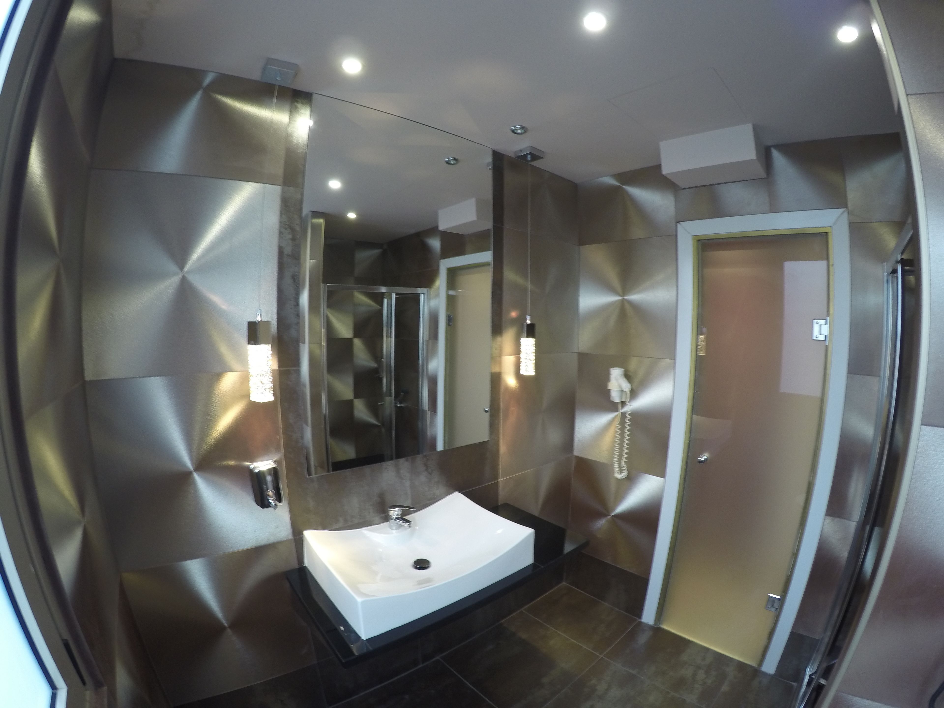 junior suite | bathroom | combined shower/bathtub, free toiletries, hair dryer, slippers