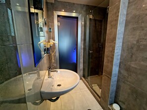 Suite | Salle de bain | Ensemble baignoire-douche, baignoire à remous