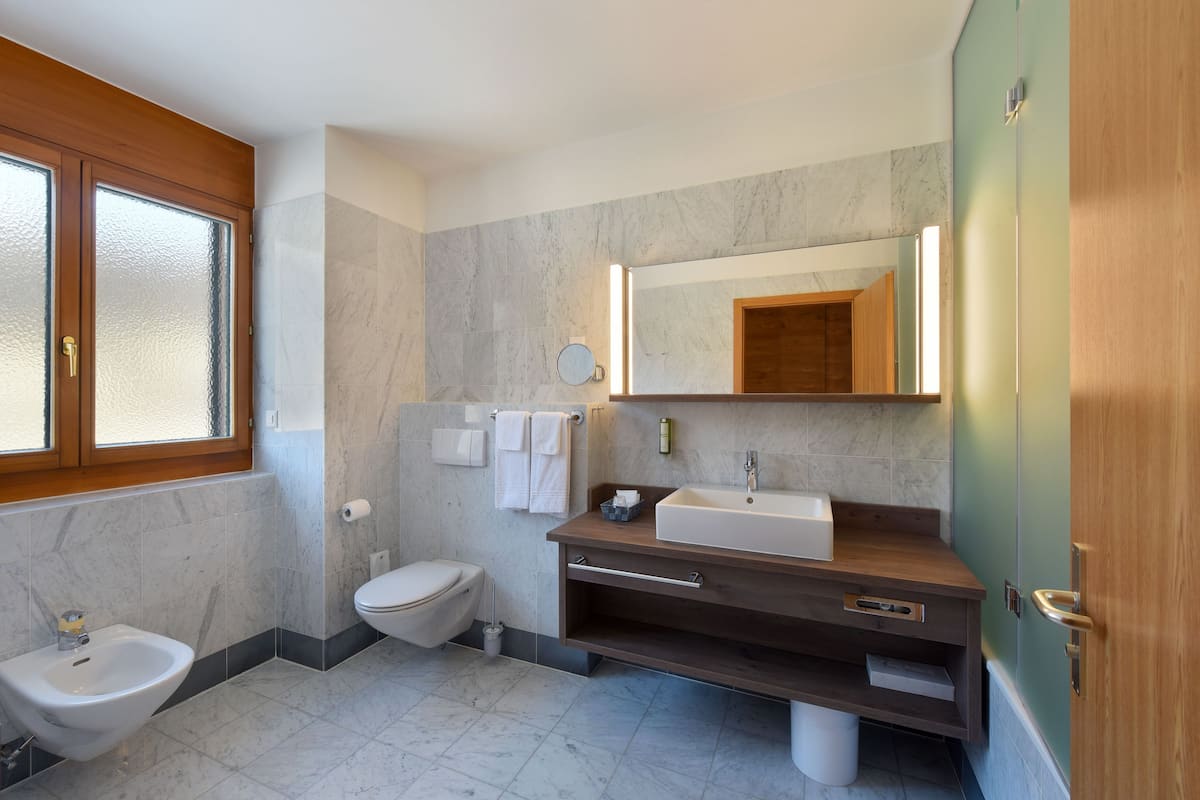 family suite | bathroom | bathtub, free toiletries, hair dryer, slippers