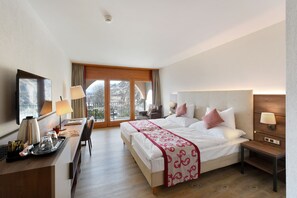 Superior Double Room | Premium bedding, memory foam beds, minibar, in-room safe - Hôtel des Vignes (Sion)