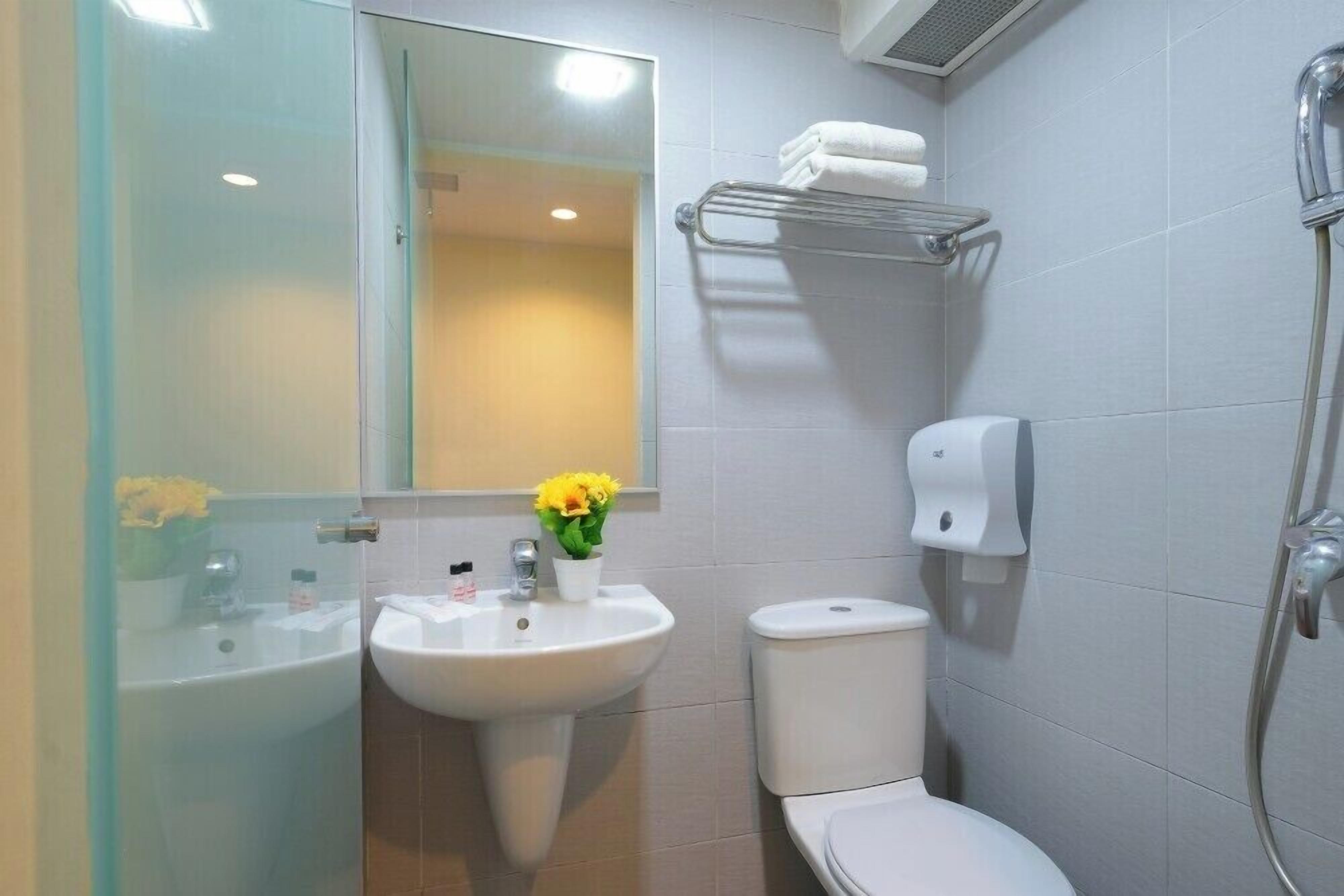 Quarto, sem janelas (Superior Queen) | Banheiro | Chuveiro, produtos de toalete grátis, secador de cabelo 