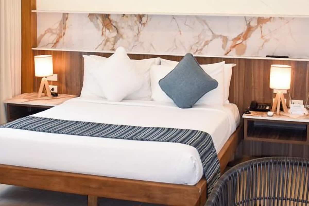 Premium bedding, minibar, desk, free WiFi