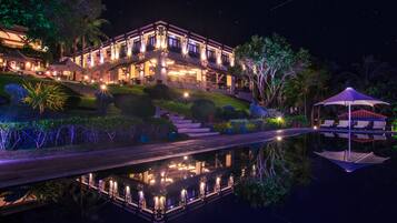 4 outdoor pools, cabanas (surcharge), sun loungers