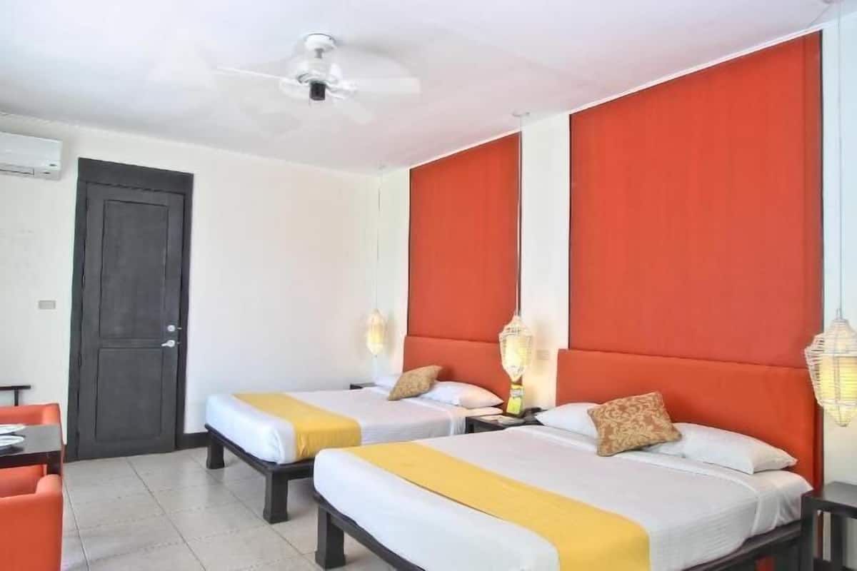 Premium bedding, minibar, desk, free WiFi