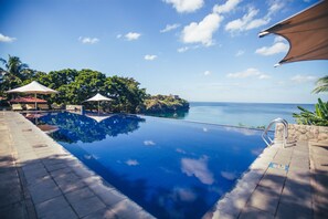 4 kolam renang outdoor, dengan cabana (dengan biaya tambahan)